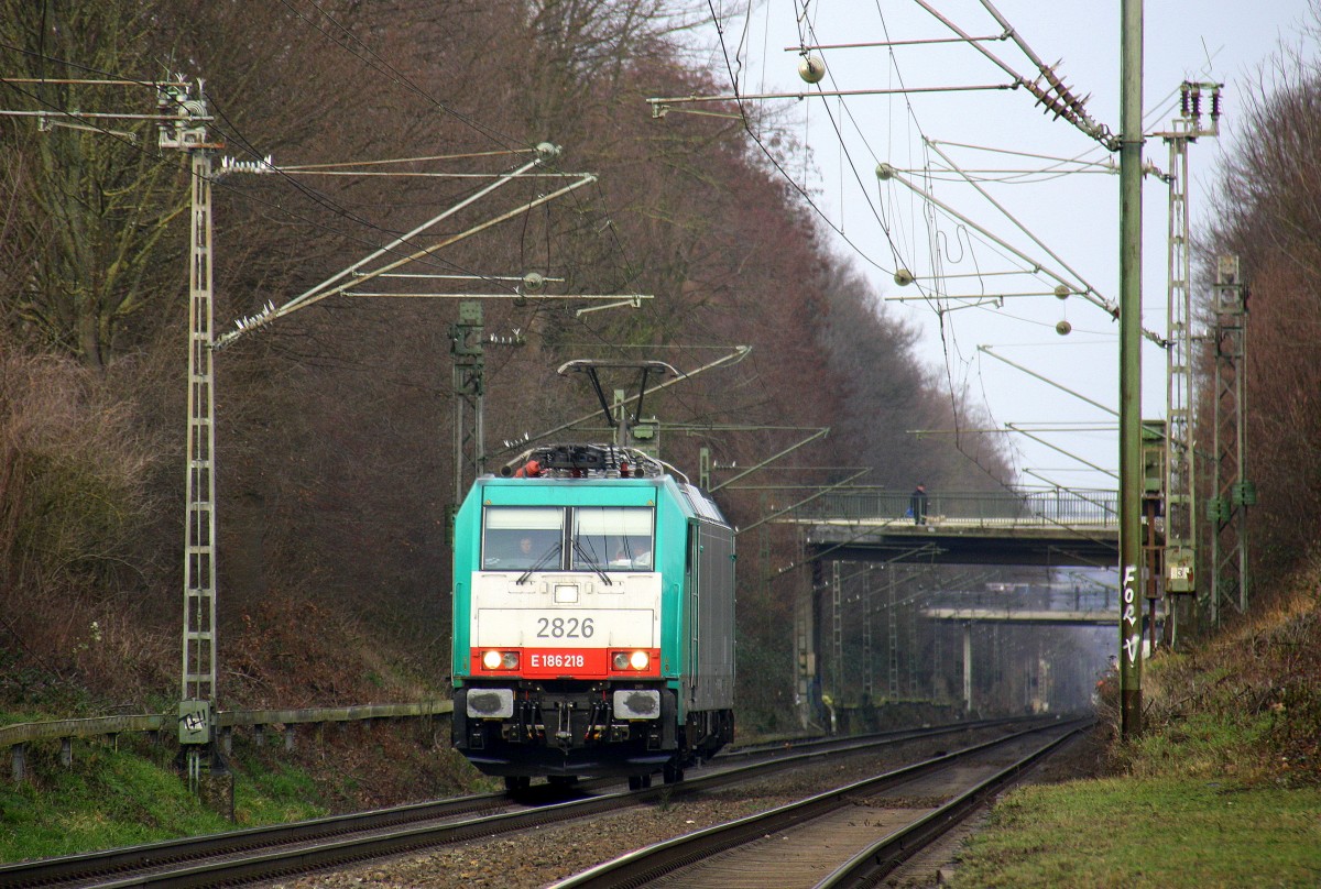 Die Cobra 2826 kommt die Kohlscheider-Rampe hoch aus Richtung Neuss,Herzogenrath als Lokzug aus Neuss nach Aachen-West und fährt durch Kohlscheid in Richtung Richterich,Laurensberg,Aachen-West. 
Aufgenommen von Bahnsteig 1 in Kohlscheid. 
Bei Sonne und Regenwolken am Nachmittag vom 26.1.2016.