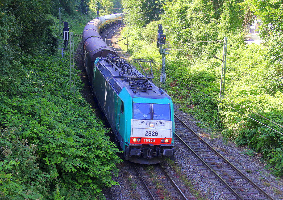 Die Cobra 2826  kommt mit einem gemischten Güterzug aus Antwerpen-Noord(B) nach Köln-Gremberg(D) und kommt aus Richtung Aachen-West,Aachen-Schanz und fährt in Richtung Aachen-Hbf,Aachen-Rothe-Erde,Stolberg-Hbf(Rheinland)Eschweiler-Hbf,Langerwehe,Düren,Merzenich,Buir,Horrem,Kerpen-Köln-Ehrenfeld,Köln-West,Köln-Süd. Aufgenommen von einer Brücke von der Weberstraße in Aachen. 
Bei Sommerwetter am Nachmittag vom 26.6.2018.
