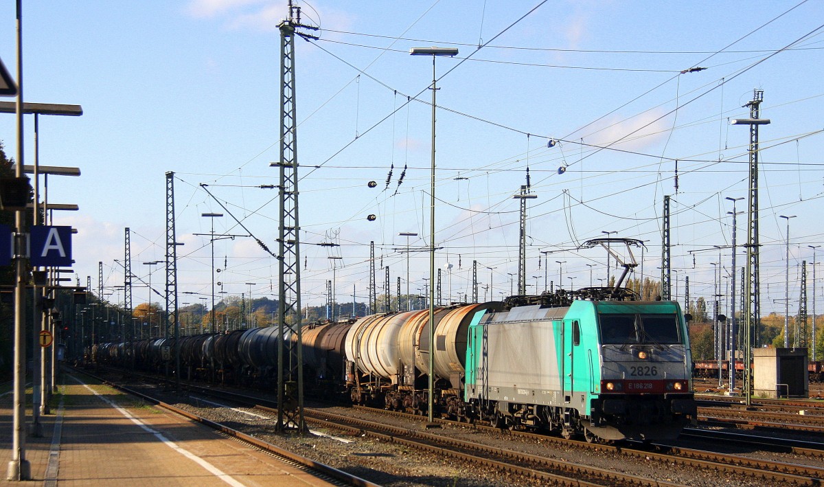 Die Cobra 2826 steht in Aachen-West mit einem langen Kesselzug aus Ludwigshafen-BASF nach Antwerpen-BASF(B) und wartet auf die Abfahrt nach Belgien.
Aufgenommen vom Bahnsteig in Aachen-West bei schönem Herbstwetter am Nachmittag vom 19.10.2014. 