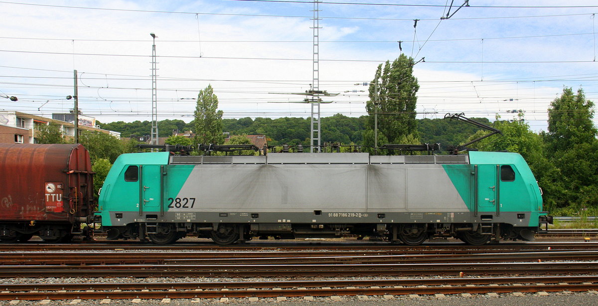 Die Cobra 2827 fährt mit einem  Güterzug aus Antwerpen-Noord(B) nach Köln-Gremberg bei der Ausfahrt aus Aachen-West und fährt in Richtung Aachen-Schanz,Aachen-Hbf,Aachen-Rothe-Erde,Stolberg-Hbf(Rheinland)Eschweiler-Hbf,Langerwehe,Düren,Merzenich,Buir,Horrem,Kerpen-Köln-Ehrenfeld,Köln-West,Köln-Süd. Aufgenommen vom Bahnsteig in Aachen-West. 
Bei Sommerwetter am Nachmittag vom 8.7.2017.