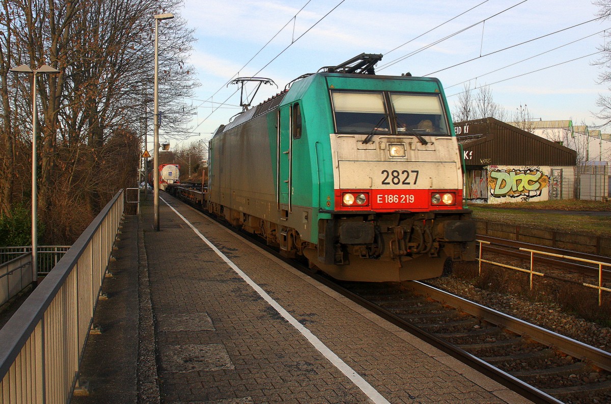 Die Cobra 2827 kommt als Umleiter die Kohlscheider-Rampe hoch mit einem Güterzug aus Gallarate(I) nach Antwerpen-Oorderen(B) und fährt durch Kohlscheid in Richtung Richterich,Laurensberg,Aachen-West. 
Aufgenommen von Bahnsteig 2 in Kohlscheid.
Bei Sonne und Wolken am Nachmittag vom 28.1.2016.
 