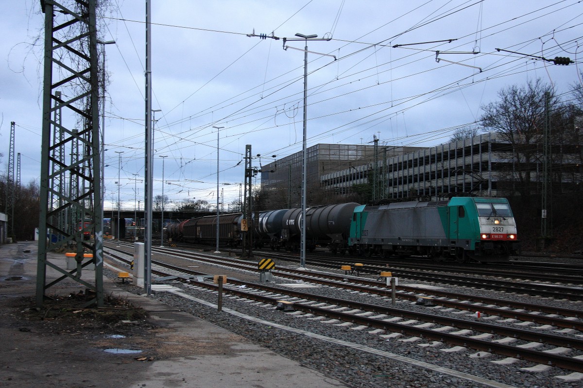 Die Cobra 2827 kommt aus Richtung Köln,Aachen-Hbf mit einem langen gemischten Güterzug aus Köln-Gremberg nach Antwerpen-Noord(B) und fährt in Aachen-West ein am Nachmittag vom 5.1.2014.
