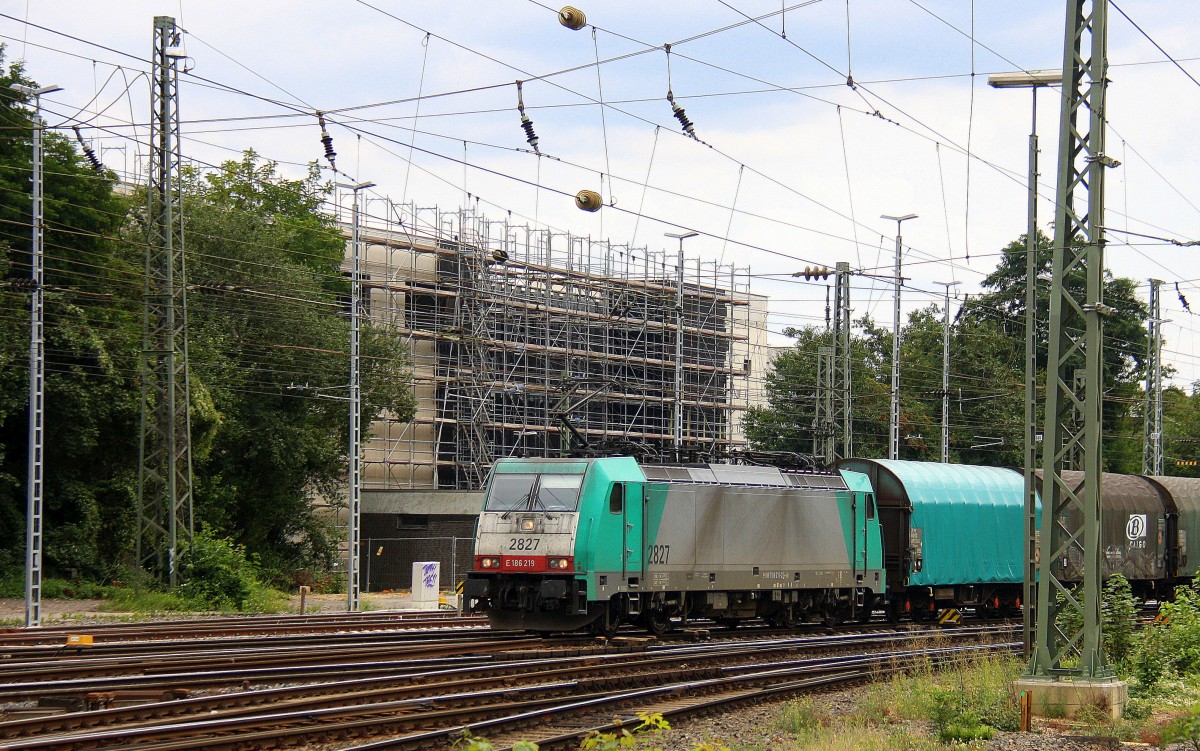 Die Cobra 2827 kommt aus Richtung Montzen/Belgien mit einem Kurzen Coilzug aus Kinkempois(B) nach Köln-Gremberg und fährt in Aachen-West ein.
Aufgenommen vom Bahnsteig in Aachen-West bei Schönem Sonnenschein am 6.8.2014.