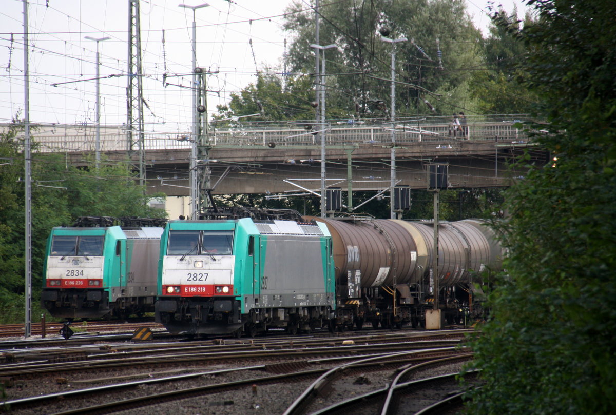 Die Cobra 2827 kommt aus Richtung Montzen/Belgien mit einem Kesselzug aus Antwerpen-BASF nach Ludwigshafen-BASF und fährt in Aachen-West ein. Aufgenommen vom Bahnsteig in Aachen-West. 
Am Nachmittag vom 5.9.2016.