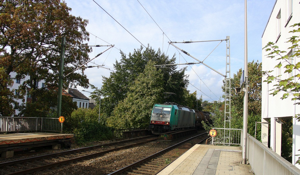 Die Cobra 2827 kommt durch Aachen-Schanz mit einem langen gemischten Güterzug aus Antwerpen-Noord(B) nach Köln-Gremberg und kommt aus Richtung Aachen-West und fährt in Richtung Aachen-Hbf,Köln bei schönem Sonnenschein am Nachmittag vom 25.9.2014.