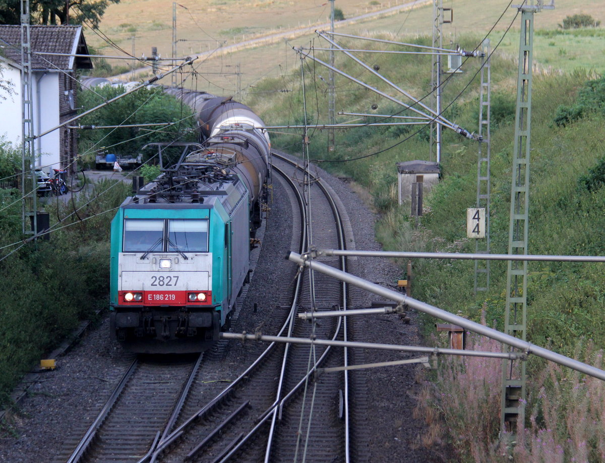 Die Cobra 2827 kommt die Gemmenicher-Rampe hochgefahren aus Aachen-West mit einem langen Kesselzug aus Ludwigshafen-BASF nach Antwerpen-BASF(B) und fährt gleich in den Gemmenicher-Tunnel hinein und fährt in Richtung Montzen/Vise(B). 
Aufgenommen in Reinartzkehl an der Montzenroute.
Am Abend vom 8.8.2018. 