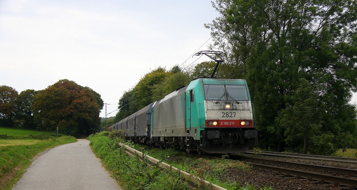 Die Cobra 2827  kommt die Gemmenicher-Rampe herunter nach Aachen-West mit einem Kurzen Coilzug aus Kinkempois(B) nach Köln-Gremberg.
Aufgenommen an der Montzenroute am Gemmenicher-Weg am 29.9.2014.