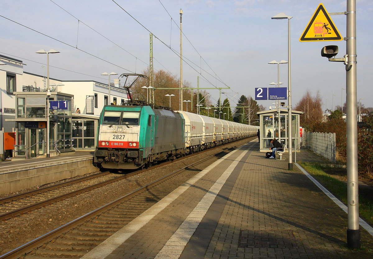 Die Cobra 2827 kommt mit einem Kalkleerzug aus Millingen(D) nach Yves-Gomezee(B) und kommt Richtung Mönchengladbach-Hbf,Rheydt-Hbf,Wickrath,Beckrath,Herrath und fährt durch Erkelenz in Richtung Baal,Hückelhoven-Baal,Brachelen,Lindern,Süggerrath,Geilenkirchen,Frelenberg,Zweibrüggen,Übach-Palenberg,Rimburg,Finkenrath,Hofstadt,Herzogenrath, Kohlscheid,Richterich,Laurensberg,Aachen-West. 
Aufgenommen vom Bahnsteig 2 in Erkelenz. 
Bei Schöem Sonnenschein am Mittag vom 10.12.2016.