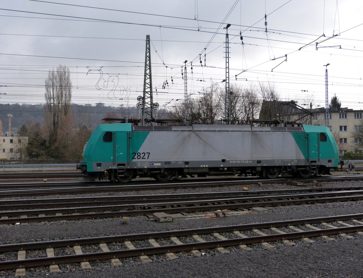 Die Cobra 2827 rangiert in Aachen-West. 
Aufgenommen vom Bahnsteig in Aachen-West. 
Bei Sonnenschein und Regen am Morgen vom 23.3.2018.