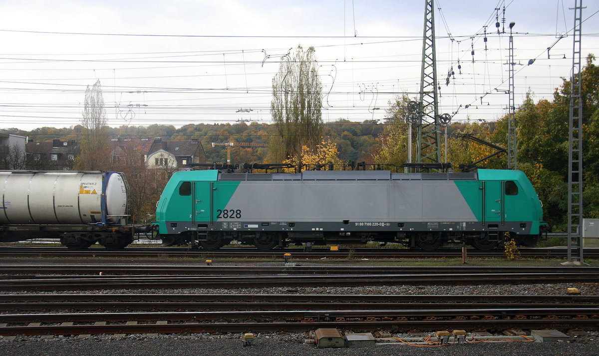 Die Cobra 2828 fährt mit einem langen Containerzug aus Gallarate(I) nach Antwerpen-Oorderen(B), aufgenommen bei der Ausfahrt aus Aachen-West in Richtung Montzen/Belgien. Aufgenommen vom Bahnsteig in Aachen-West. 
Bei Sonne und Regenwolken am Nachmittag vom 5.11.2017.