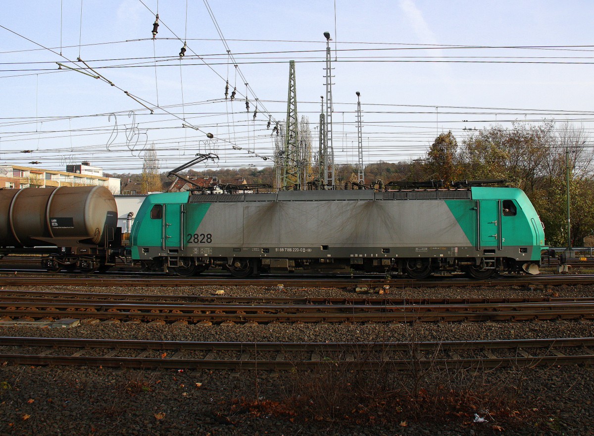 Die Cobra 2828 fährt mit einem langen Ölleerzug aus Basel(CH) nach Antwerpen-Petrol(B) bei der Ausfahrt in Aachen-West und fährt in Richtung Montzen/Belgien. 
Aufgenommen vom Bahnsteig in Aachen-West. 
Bei schönem Herbstwetter am Morgen vom 14.11.2015.
 