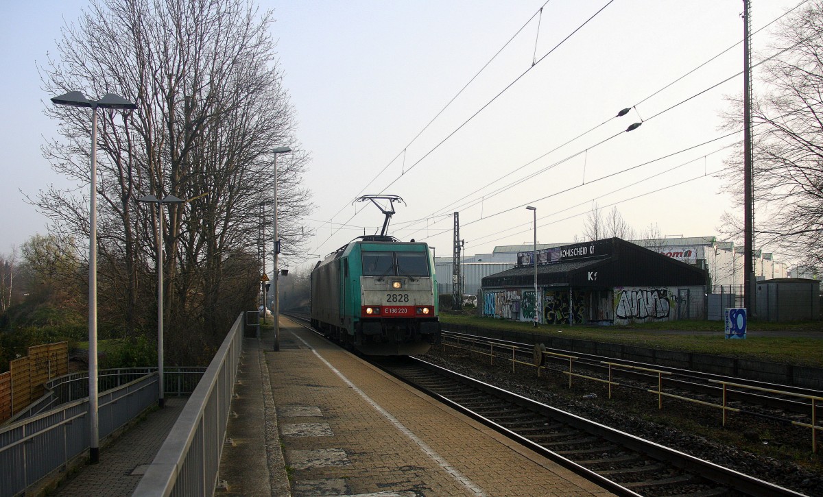 Die Cobra 2828 kommt als Lokzug die Kohlscheider-Rampe hoch aus Richtung Neuss und fährt in Richtung Aachen-West und fährt durch Kohlscheid bei schönem Sonnenschein am Morgen vom 8.4.2015.