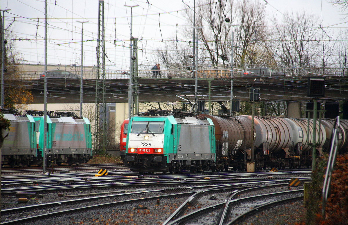 Die Cobra 2828  kommt aus Richtung Montzen/Belgien mit einem Kesselzug aus Antwerpen-BASF(B) nach Ludwigshafen-BASF(D) und fährt in Aachen-West ein. 
Aufgenommen vom Bahnsteig in Aachen-West. 
Am Kalten Nachmittag vom 13.12.2017.