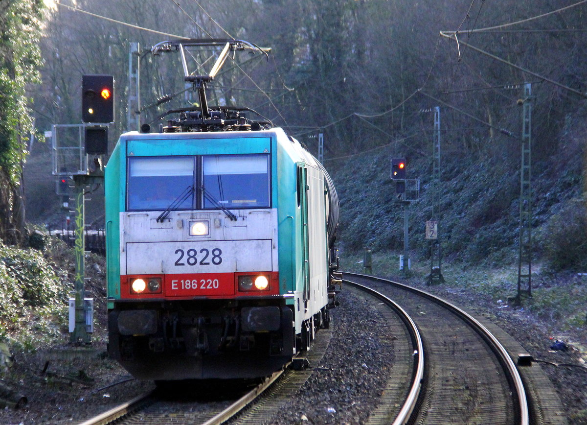 Die Cobra 2828 kommt aus Richtung Köln,Aachen-Hbf und fährt durch Aachen-Schanz mit einem Güterzug aus Köln-Gremberg(D) nach Antwerpen-Noord(B) und fährt in Richtung Aachen-West. Aufgenommen vom Bahnsteig von Aachen-Schanz. 
Bei schönem Winterwetter am Kalten Mittag vom 19.1.2019.