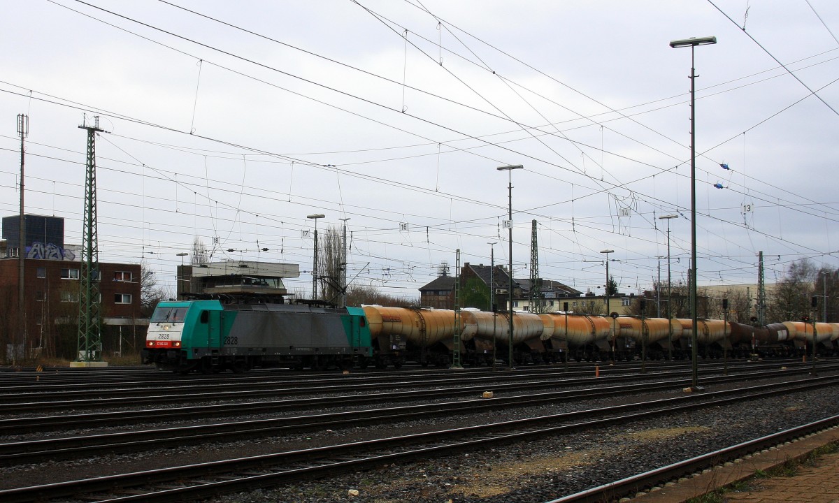 Die Cobra 2828 kommt aus Richtung Montzen/Belgien mit einem Kurzen Kesselzug aus Antwerpen-Rhodesie(B) nach Schwedt(Oder) und fährt in Aachen-West ein.
Aufgenommen vom Bahnsteig in Aachen-West bei Regenwolken am Nachmittag vom 28.2.2014.