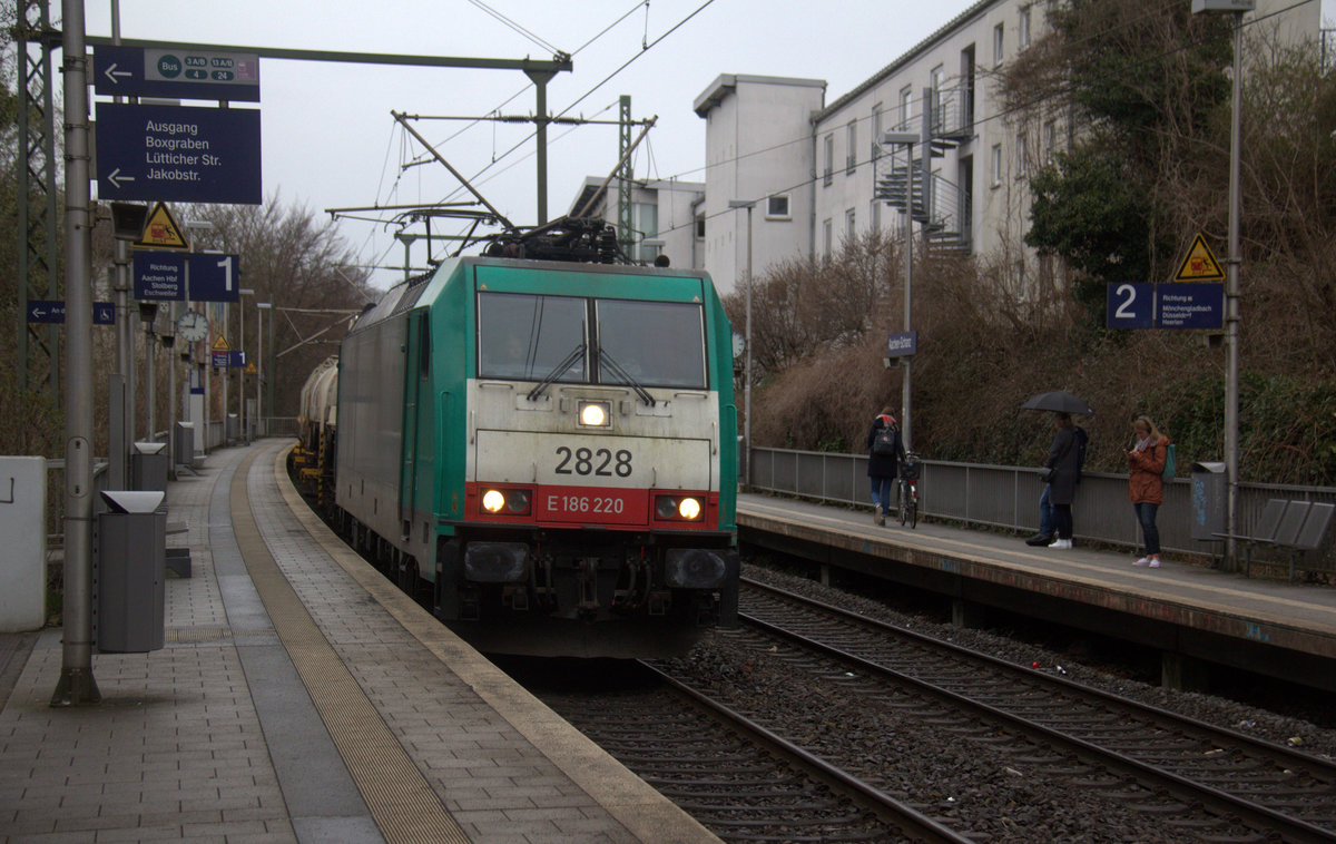 Die Cobra 2828 kommt durch Aachen-Schanz mit einem Kesselzug aus Antwerpen-BASF(B) nach Ludwigshafen-BASF(D) und kommt aus Richtung Aachen-West und fährt in Richtung Aachen-Hbf,Aachen-Rothe-Erde,Stolberg-Hbf(Rheinland)Eschweiler-Hbf,Langerwehe,Düren,Merzenich,Buir,Horrem,Kerpen-Köln-Ehrenfeld,Köln-West,Köln-Süd. Aufgenommen vom Bahnsteig von Aachen-Schanz. 
Bei Regenwetter am Morgen vom 4.4.2018.