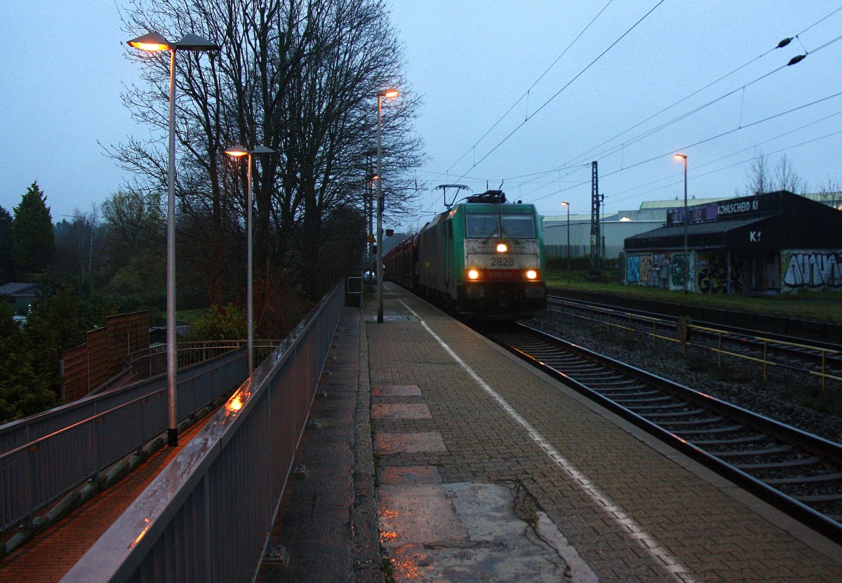 Die Cobra 2828 kommt  die Kohlscheider-Rampe hoch aus Richtung Neuss,Herzogenrath mit einem langen Autozug  aus Gelsenkirchen-Bismarck(D) nach Zeebrugge-Pelikaan(B) und fährt durch Kohlscheid in Richtung Richterich,Laurensberg,Aachen-West.
Bei Regenwolken am Morgen vom 16.12.2014.