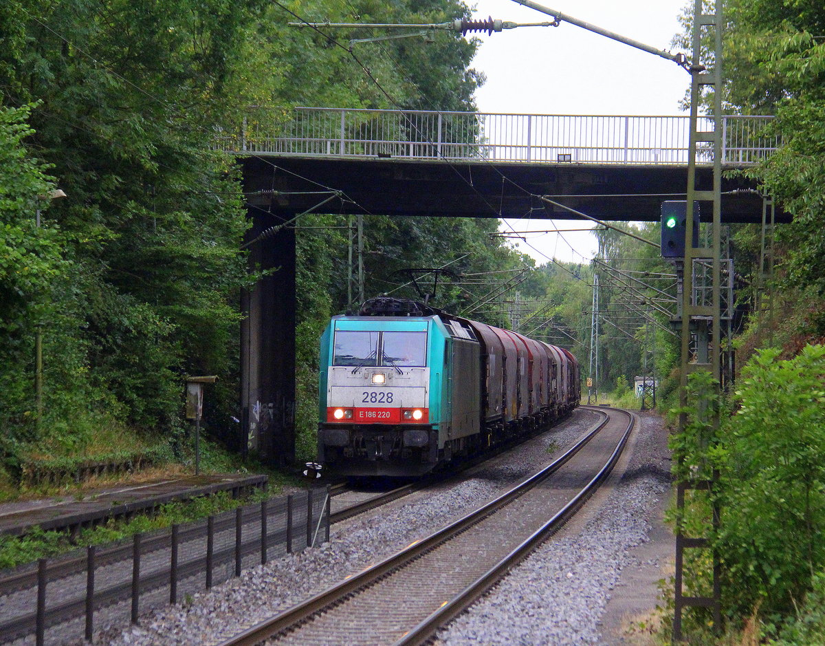 Die Cobra 2828 kommt mit einem Coilzug aus Kinkempois(B) nach Köln-Gremberg(D)  und kommt aus Richtung Aachen-West,Aachen-Schanz,Aachen-Hbf,Aachen-Rothe-Erde und fährt durch Aachen-Eilendorf in Richtung Stolberg-Hbf(Rheinland)Eschweiler-Hbf,Langerwehe,Düren,Merzenich,Buir,Horrem,Kerpen-Köln-Ehrenfeld,Köln-West,Köln-Süd. Aufgenommen vom Bahnsteig 2 in Aachen-Eilendorf. 
Bei Regenwolken am Nachmittag vom 10.7.2018.