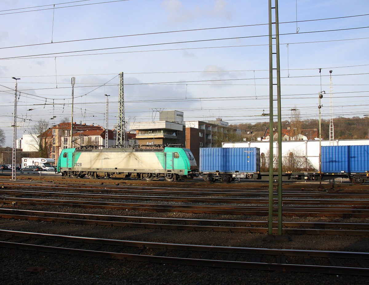 Die Cobra 2828 kommt mit drei Containerwargen aus England nach Wildenrath und fährt in Aachen-West ein. Aufgenommen vom Bahnsteig in Aachen-West bei schönem Sonnenschein am Nachmittag vom 6.3.2015.