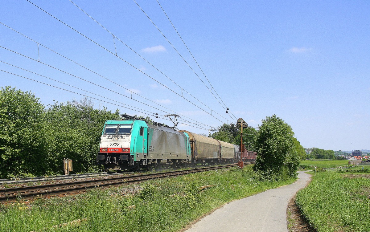 Die Cobra 2828 kommt mit viel Sand die Gemmenicher-Rampe hoch mit einem langen gemischten Güterzug aus Köln-Gremberg nach Antwerpen-Noord(B) aus Richtung Aachen-West und fährt in Richtung Gemmenicher-Tunnel,Botzelaer(B),Gemmenich(B),Nouvelaer(B),Moresnet(B),Moresnet-Chapelle(B),Montzen(B).
Aufgenommen an der Gemmenicher-Rampe am Gemmenicher-Weg auf dem Montzenroute. 
Bei schönem Frühlingswetter am 15.5.2015.