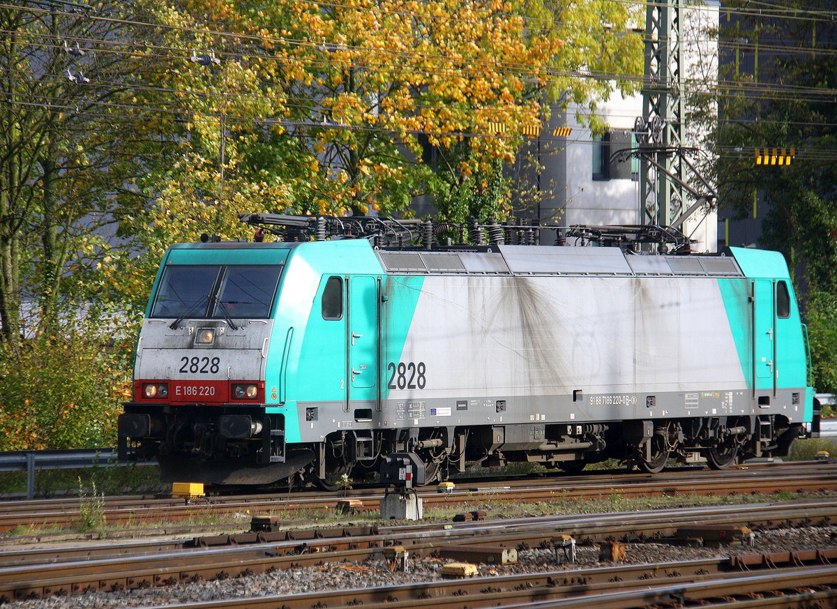 Die Cobra 2828 rangiert in Aachen-West. 
Aufgenommen vom Bahnsteig in Aachen-West. 
Bei Sonne und Regenwolken am Nachmittag vom 22.10.2017.
