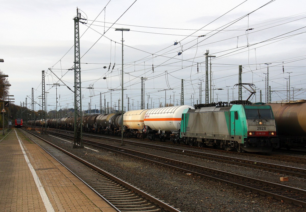 Die Cobra 2828 steht in Aachen-West mit einem langen Kesselzug aus Ludwigshafen-BASF nach Antwerpen-BASF(B) und wartet auf die Abfahrt nach Belgien und am Zugende ist die Cobra 2827.
Aufgenommen vom Bahnsteig in Aachen-West. 
Bei schönem Herbstwetter am Mittag vom 8.11.2015. 