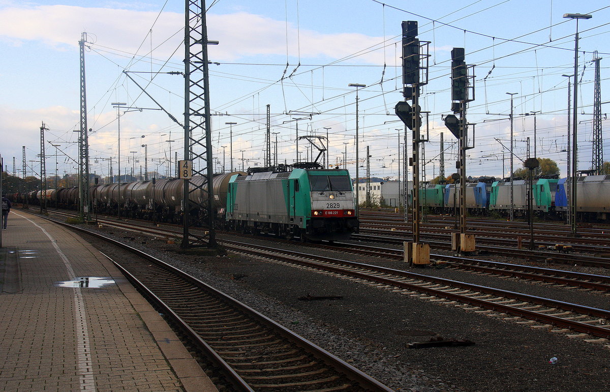 Die Cobra 2829  fährt mit einem Kesselzug aus Ludwigshafen-BASF nach Antwerpen-BASF(B) bei der Ausfahrt aus Aachen-West in Richtung Montzen/Belgien. 
Aufgenommen vom Bahnsteig in Aachen-West. 
Bei Sonne und Regenwolken am Nachmittag vom 5.11.2017.