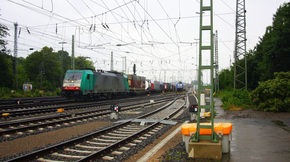 Die Cobra 2829 fährt mit einem langen Containerzug aus Verona(I) nach Antwerpen-Noord(B) bei der Ausfahrt aus Aachen-West in Richtung Montzen/Belgien. Bei Regenwetter am Nachmittag vom 29.6.2014.