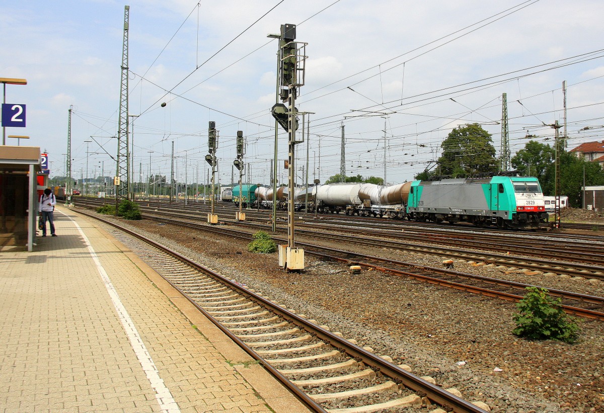 Die Cobra 2829 fährt mit einem kurzen gemischten Güterzug aus Antwerpen-Noord(B) nach Köln-Gremberg  bei der Ausfahrt aus Aachen-West und fährt in Richtung Aachen-Schanz,Aachen-Hbf,Köln. 
Aufgenommen vom Bahnsteig in Aachen-West bei Sonne und Wolken am Mittag vom 4.8.2014.