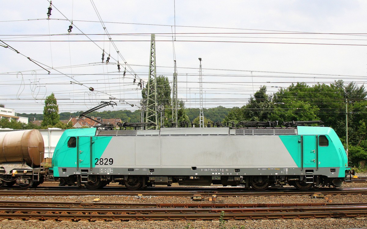 Die Cobra 2829 fährt mit einem kurzen gemischten Güterzug aus Antwerpen-Noord(B) nach Köln-Gremberg bei der Ausfahrt aus Aachen-West und fährt in Richtung Aachen-Schanz,Aachen-Hbf,Köln. 
Aufgenommen vom Bahnsteig in Aachen-West bei Sonne und Wolken am Mittag vom 4.8.2014.