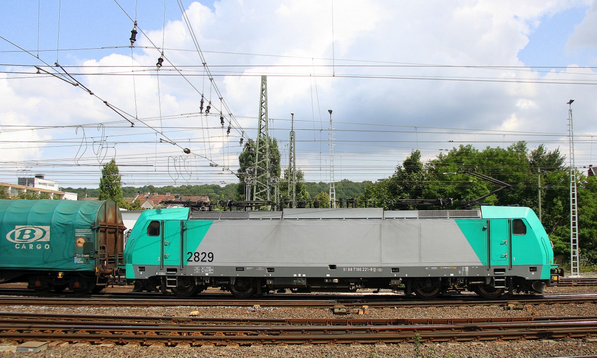Die Cobra 2829 fährt mit einem langen  gemischten Güterzug aus Antwerpen-Noord(B) nach Köln-Gremberg bei der Ausfahrt aus Aachen-West und fährt in Richtung Aachen-Schanz,Aachen-Hbf,Köln. 
Aufgenommen vom Bahnsteig in Aachen-West bei schönem Sonnenschein am 5.8.2014.  
