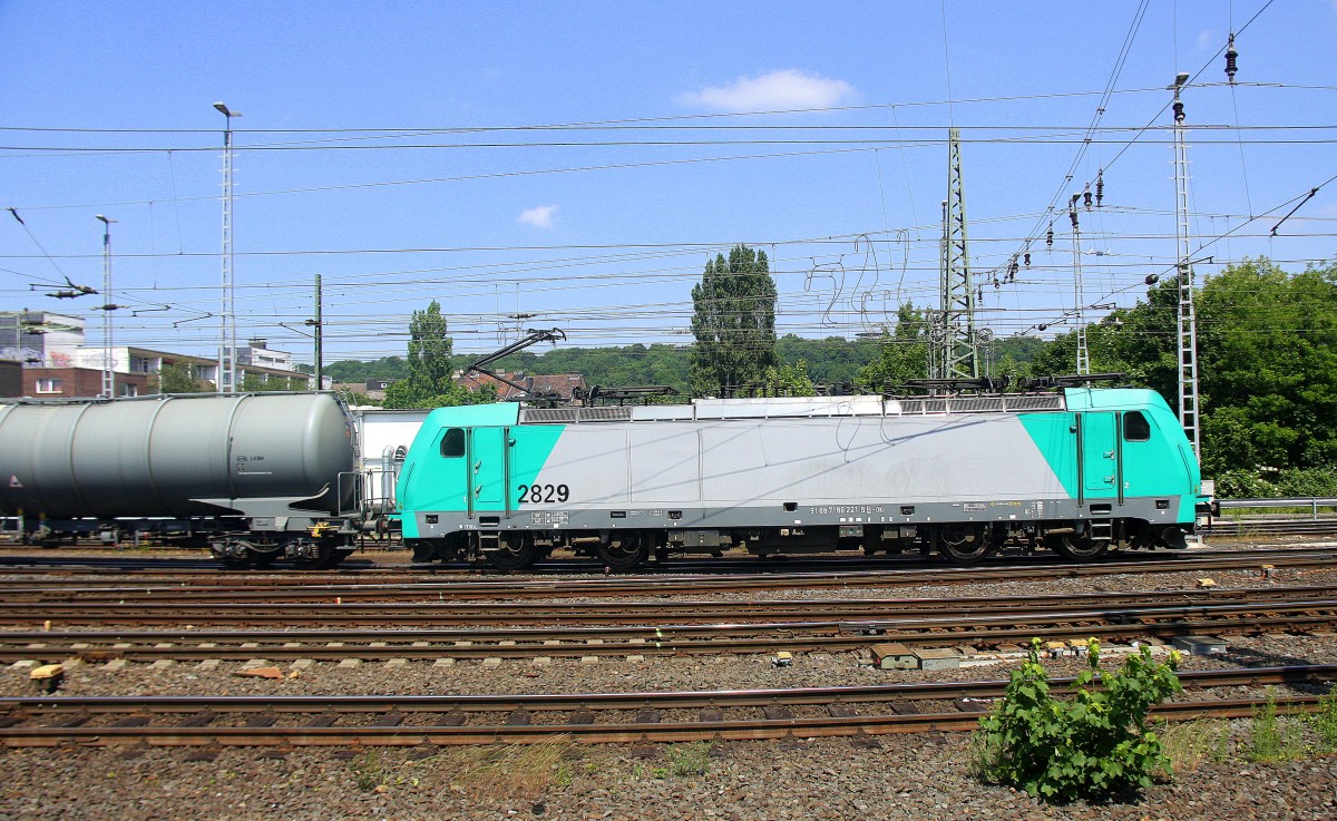 Die Cobra 2829  fährt mit einem langen gemischten Güterzug aus Köln-Gremberg nach Antwerpen-Noord(B) bei der Ausfahrt aus Aachen-West in Richtung Montzen/Belgien. Aufgenommen vom Bahnsteig in Aachen-West.
Bei schöem Sonnenschein am Nachmittag vom 6.6.2015. 