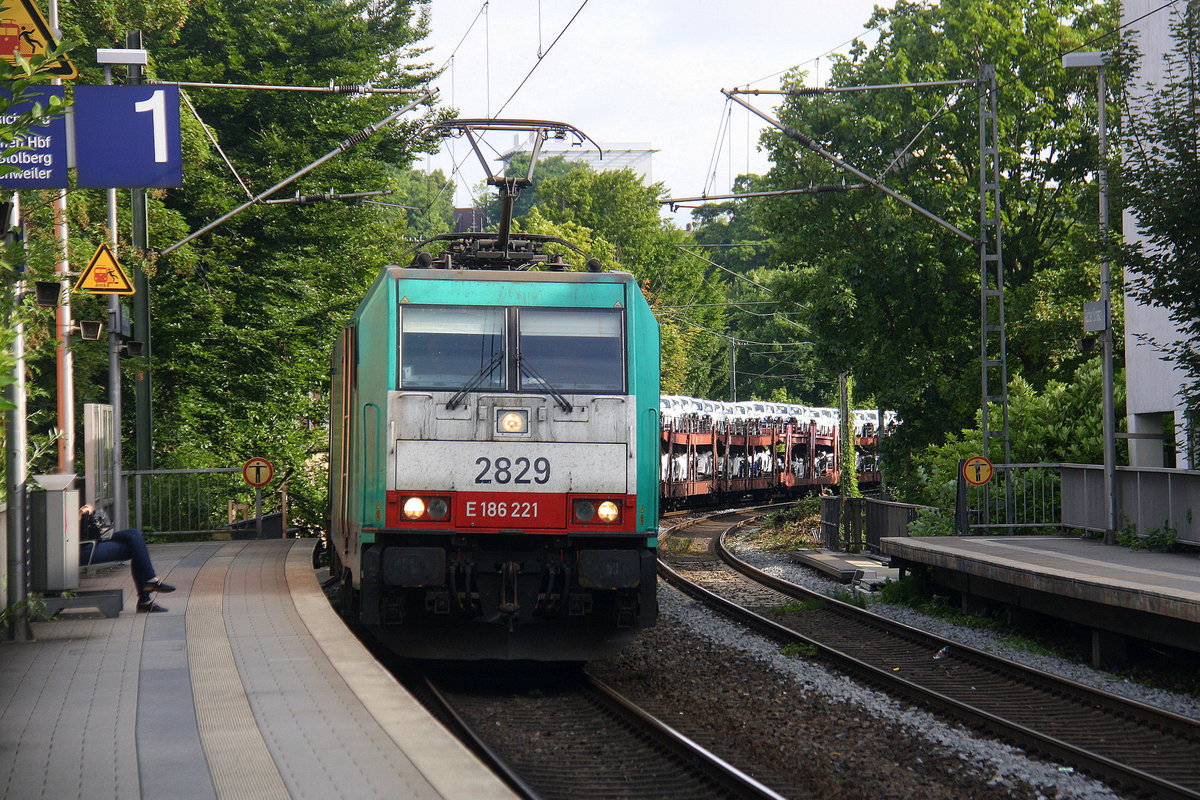 Die Cobra 2829 kommt aus Richtung Aachen-West mit einem Audizug aus Muizen(B) nach Köln-Gremerg(D) und fährt durch Aachen-Schanz in Richtung Aachen-Hbf,Aachen-Rothe-Erde,Stolberg-Hbf(Rheinland)Eschweiler-Hbf,Langerwehe,Düren,Merzenich,Buir,Horrem,Kerpen-Köln-Ehrenfeld,Köln-West,Köln-Süd. Aufgenommen vom Bahnsteig von Aachen-Schanz. 
Am einem schönem Sommermorgen vom 11.7.2017.