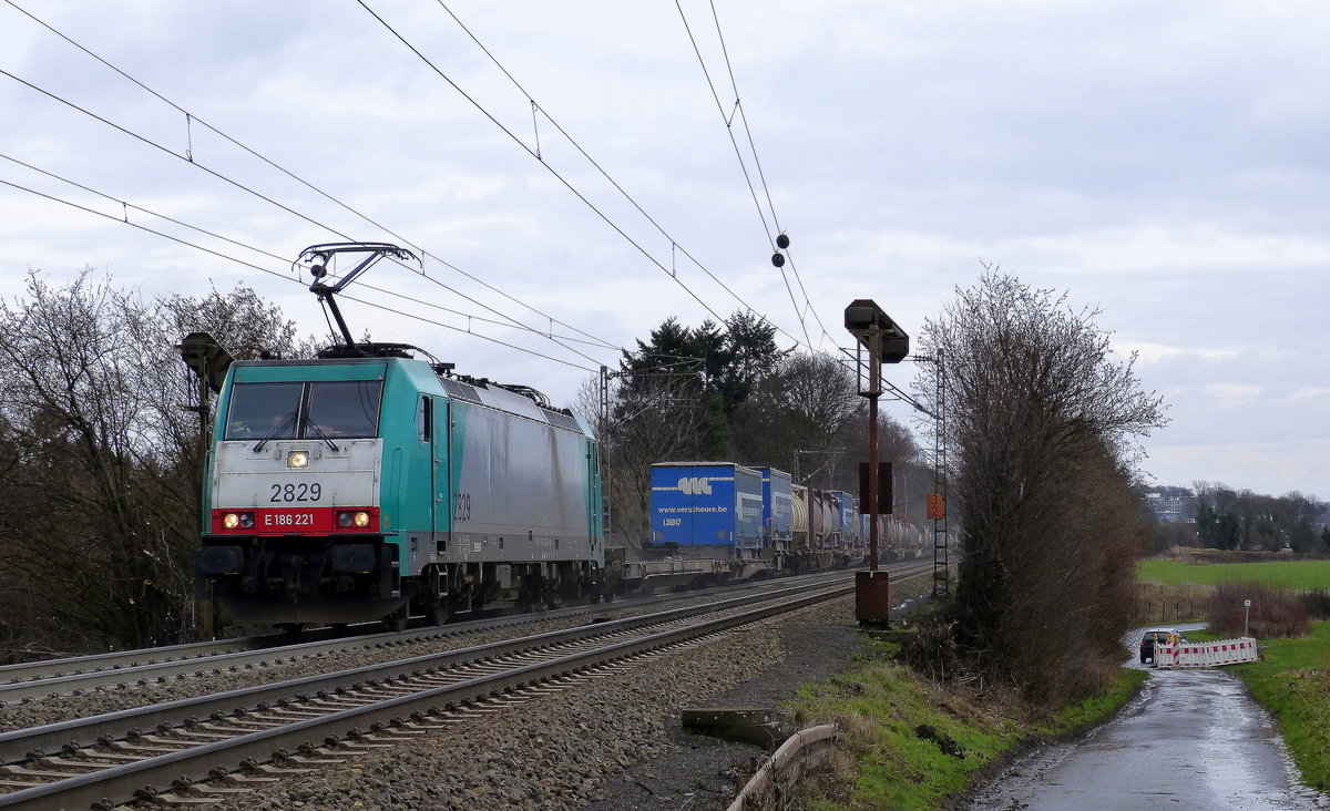 Die Cobra 2829  kommt aus Richtung Aachen-West und fährt die Gemmenicher-Rampe hochgefahren mit einem langen Containerzug aus Gallarate(I) nach Antwerpen-Oorderen(B) und fährt in Richtung Montzen/Belgien. 
Aufgenommen an der Montzenroute am Gemmenicher-Weg.
Am Kalten Nachmittag vom 11.2.2018.