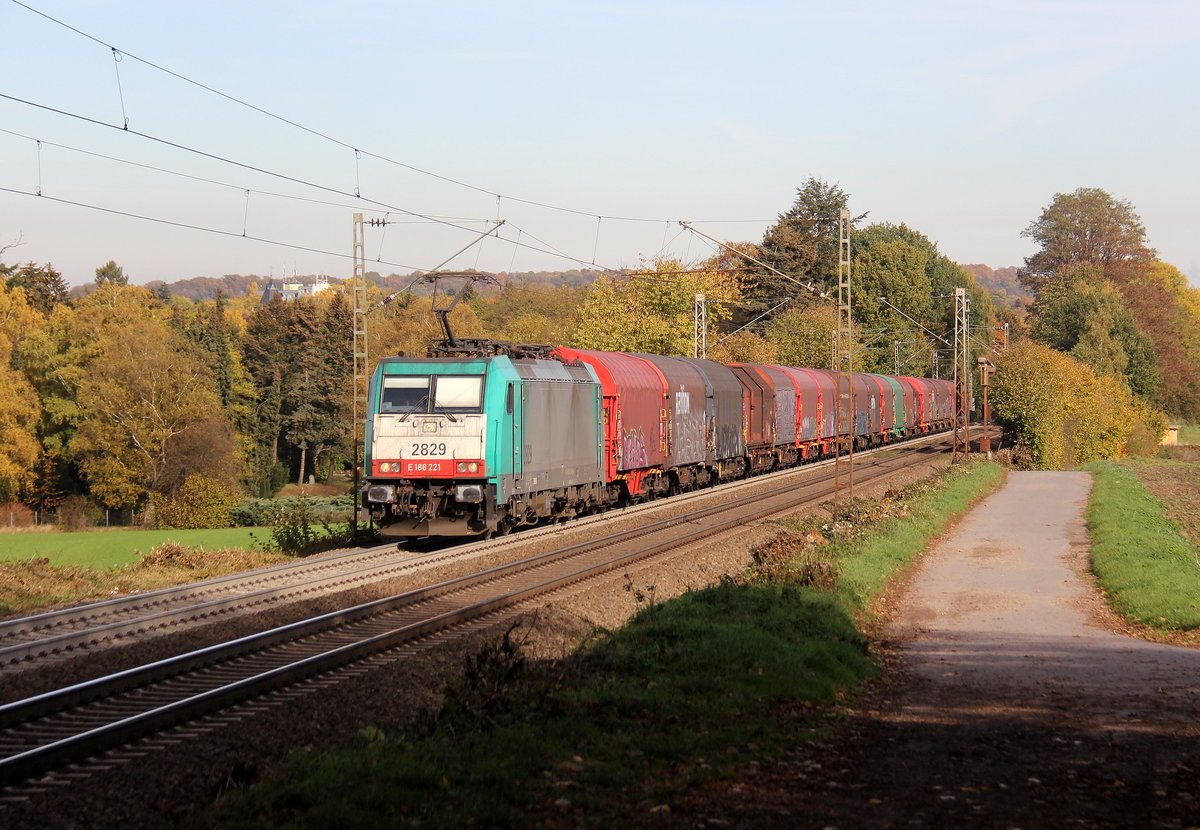 Die Cobra 2829 kommt aus Richtung Aachen-West und fährt die Gemmenicher-Rampe hochgefahren mit einem  Schweren-Coilzug aus Deutschland nach Belgien und fährt in Richtung Montzen/Belgien.
Aufgenommen an der Montzenroute am Gemmenicher-Weg.
Bei schönem Herbstwetter am Nachmittag vom 3.11.2018.
