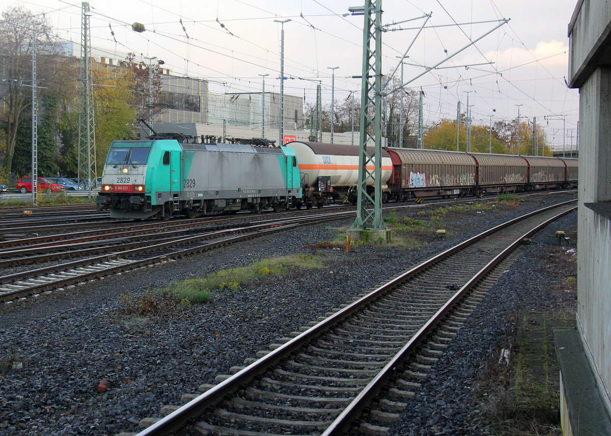 Die Cobra 2829 kommt aus Richtung Montzen/Belgien mit einem Güterzug aus Antwerpen-Noord(B) nach Köln-Gremberg(D) und fährt in Aachen-West ein. 
Aufgenommen vom Bahnsteig in Aachen-West.
Am Nachmittag vom 30.11.2018.