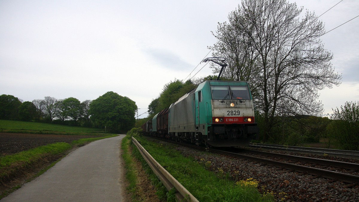 Die Cobra 2829 kommt die Gemmenicher-Rampe herunter nach Aachen-West mit einem langen gemischten Güterzug aus Antwerpen-Noord(B) nach Köln-Gremberg(D). 
Aufgenommen an der Montzenroute am Gemmenicher-Weg am 4.5.2015.
