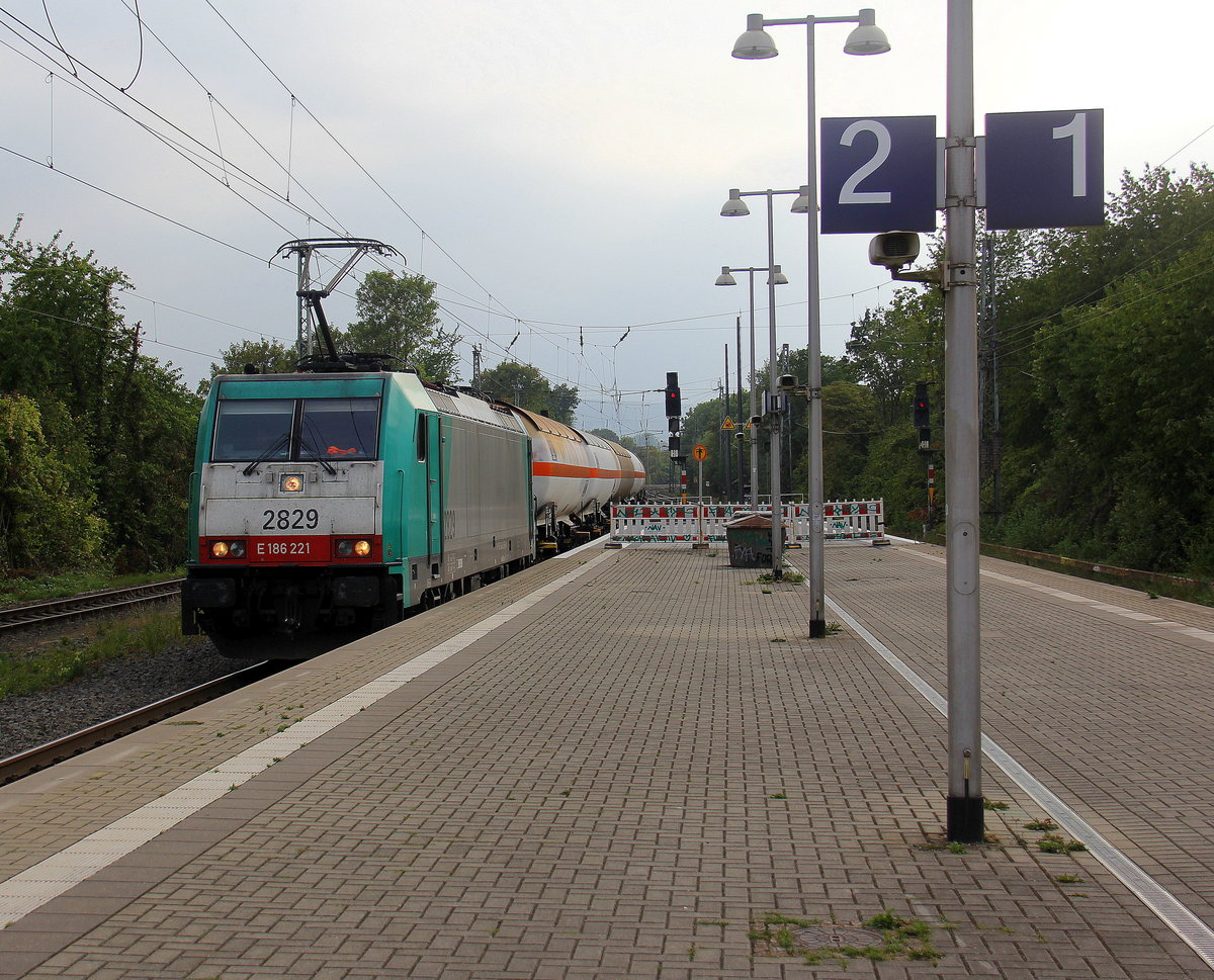 Die Cobra 2829 kommt mit einem gemischten Güterzug aus Antwerpen-Noord(B) nach Köln-Gremberg(D) und kommt aus Richtung Aachen-West,Aachen-Schanz,Aachen-Hbf und fährt durch Aachen-Rothe-Erde in Richtung Eilendorf,Stolberg-Hbf(Rheinland),Eschweiler-Hbf,Langerwehe,Düren,Merzenich,Buir,Horrem,Kerpen-Köln-Ehrenfeld,Köln-West,Köln-Süd. Aufgenommen vom Bahnsteig 1 in Aachen-Rothe-Erde. 
Bei Wolken am Nachmittag vom 3.9.2018.