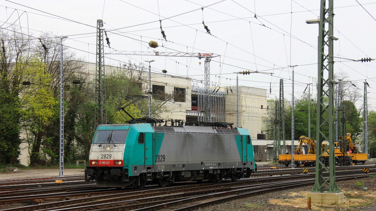 Die Cobra 2829 rangiert in Aachen-West. Aufgenommen vom Bahnsteig in Aachen-West bei Sonne und Wolken am Nachmittag vom 4.4.2014.