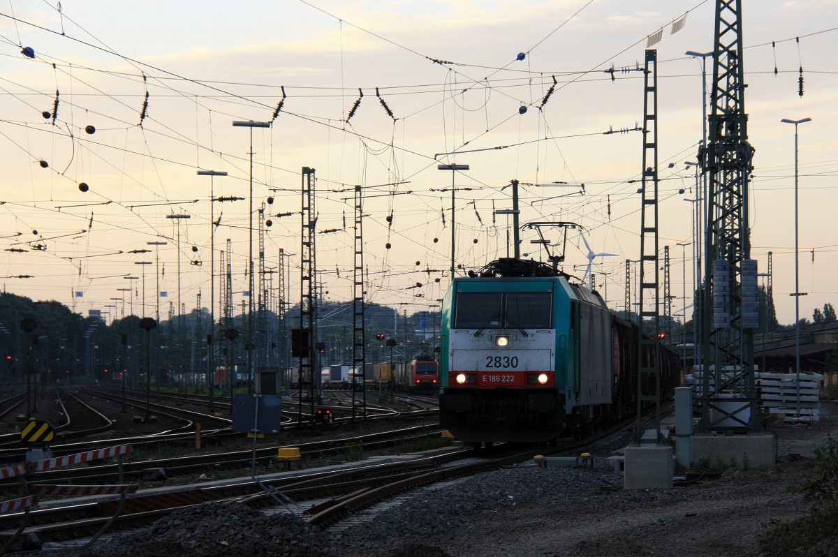 Die Cobra 2830 f�hrt mit einem Kurzen Schrottzug von Aachen-West nach Belgien bei der Ausfahrt aus Aachen-West und f�hrt in Richtung Montzen/Belgien in der Abendstimmung und in der Abendsonne vom 28.9.2013.