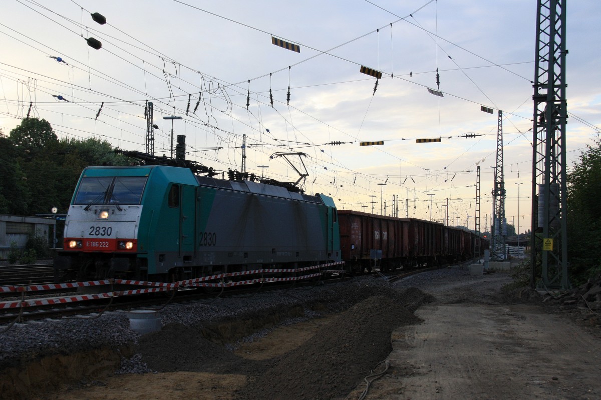 Die Cobra 2830 fhrt mit einem Kurzen Schrottzug von Aachen-West nach Belgien bei der Ausfahrt aus Aachen-West und fhrt in Richtung Montzen/Belgien in der Abendstimmung am Abend vom 28.9.2013.