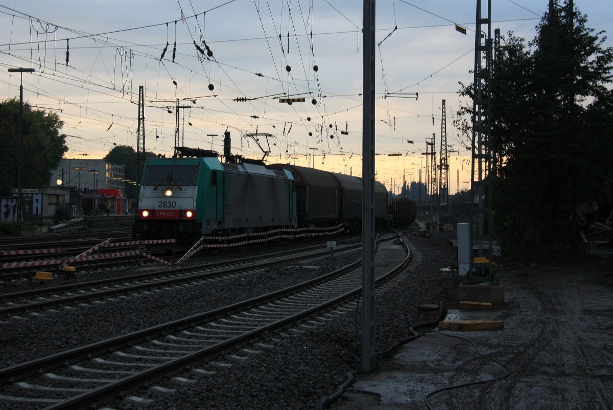 Die Cobra 2830 fhrt mit einen langen gemsichten Gterzug aus Antwerpen-Noord nach Kln-Gremberg bei der Ausfahrt aus Aachen-West und fhrt in Richtung Aachen-Hbf,Kln in der Abendstimmung am 9.10.2013.