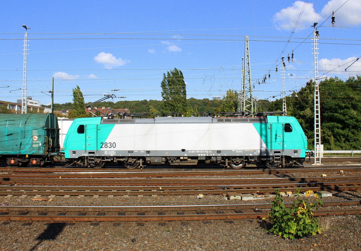 Die Cobra 2830 fährt mit einem langen gemischten Güterzug aus Köln-Gremberg nach Antwerpen-Noord(B) bei der Ausfahrt aus Aachen-West in Richtung Montzen/Belgien. Aufgenommen vom Bahnsteig in Aachen-West. 
Bei schönem Herbstwetter am Nachmittag vom 27.9.2015. 