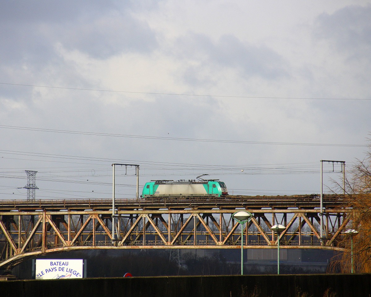 Die Cobra 2830 fährt über das Maas Viadukt von Vise(B) kommt mit einem Güterzug aus Italien nach Antwerpen(B) und kommt aus Richtung Aachen-West,Montzen(B) und fährt in Richtung Tongeren(B).
Aufgenommen vom Bahnhof Vise(B). 
Bei schönem Sonnenschein und Schneeschauerwolken am Mittag vom 16.1.2016.