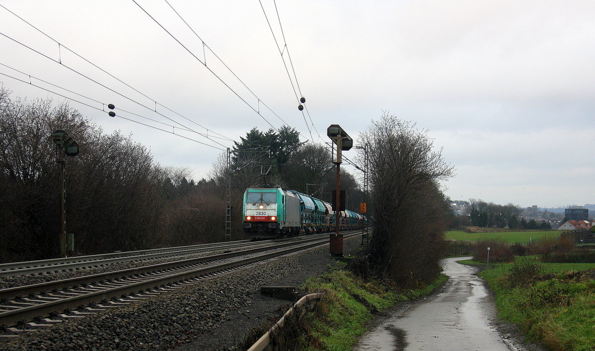 Die Cobra 2830  kommt aus Richtung Aachen-West und fährt die Gemmenicher-Rampe hoch mit einem Kurzen Kalkleerzug aus Hagen(D) nach Marche-les-Dames(B). 
Aufgenommen an der Montzenroute am Gemmenicher-Weg. 
Bei Wolken am Nachmittag vom 23.12.2017. 