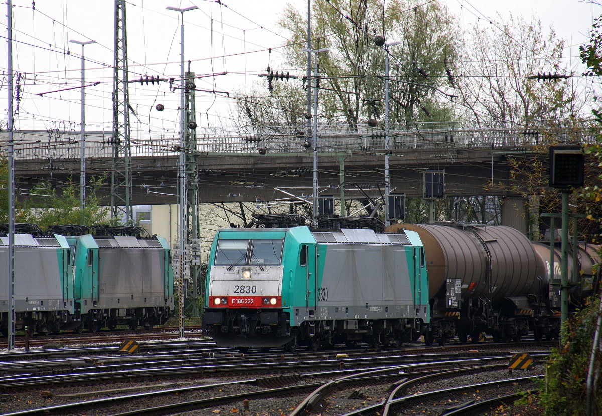 Die Cobra 2830 kommt aus Richtung Köln,Aachen-Hbf,Aachen-Schanz mit einem Kesselzug aus Ludwigshafen-BASF nach Antwerpen-BASF(B) und fährt in Aachen-West ein. Aufgenommen vom Bahnsteig in Aachen-West. 
Bei Regenwolken am 15.11.2015. 