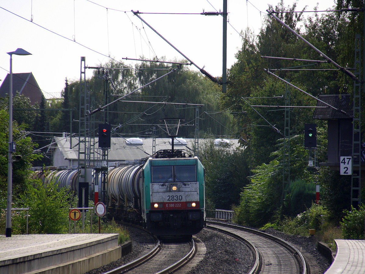 Die Cobra 2830 kommt aus Richtung aus Richtung Aachen-West,Laurensberg,Richterich,Kohlscheid,Herzogenrath,Hofstadt,Finkenrath,Rimburg,Übach-Palenberg,Zweibrüggen,Frelenberg,Geilenkirchen,Süggerrath,Lindern,Brachelen,Hückelhoven-Baal,Baal mit einem Kesselzug aus Antwerpen-Kanaaldok(B) nach Millingen(D) und fährt durch Erkelenz in Richtung Herrath,Beckrath,Wickrath,Rheydt-Hbf,Mönchengladbach-Hbf. 
Aufgenommen vom Bahnsteig 1 in Erkelenz. 
Bei Sommerwetter am 26.9.2016.