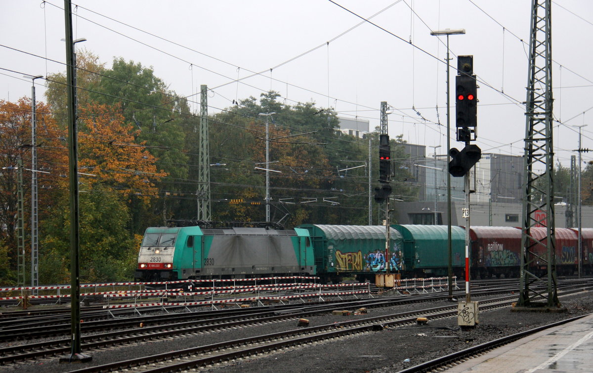 Die Cobra 2830  kommt aus Richtung Montzen/Belgien mit einem Güterzug aus Kinkempois(B) nach Köln-Gremberg und fährt in Aachen-West ein. 
Aufgenommen vom Bahnsteig in Aachen-West.
Bei Regenwetter am Nachmittag vom 24.10.2016.