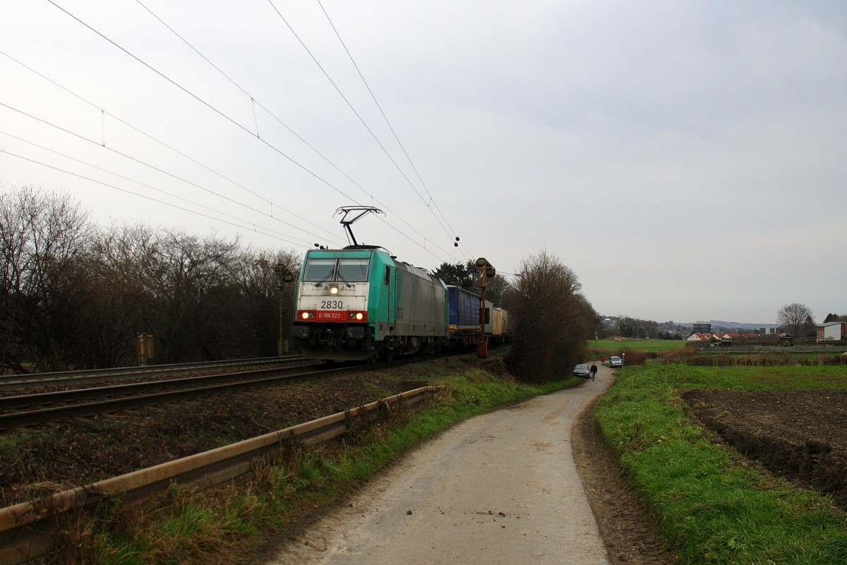 Die Cobra 2830 kommt die Gemmenicher-Rampe auf dem falschen Gleis hochgefahren aus Richtung Aachen-West mit einem Containerzug  aus Gallarate(I) nach Antwerpen-Oorderen(B) und fährt in Richtung Montzen/Belgien. Aufgenommen an der Montzenroute am Gemmenicher-Weg. 
Bei Sonne und Wolken am Nachmittag vom 20.12.2015.
