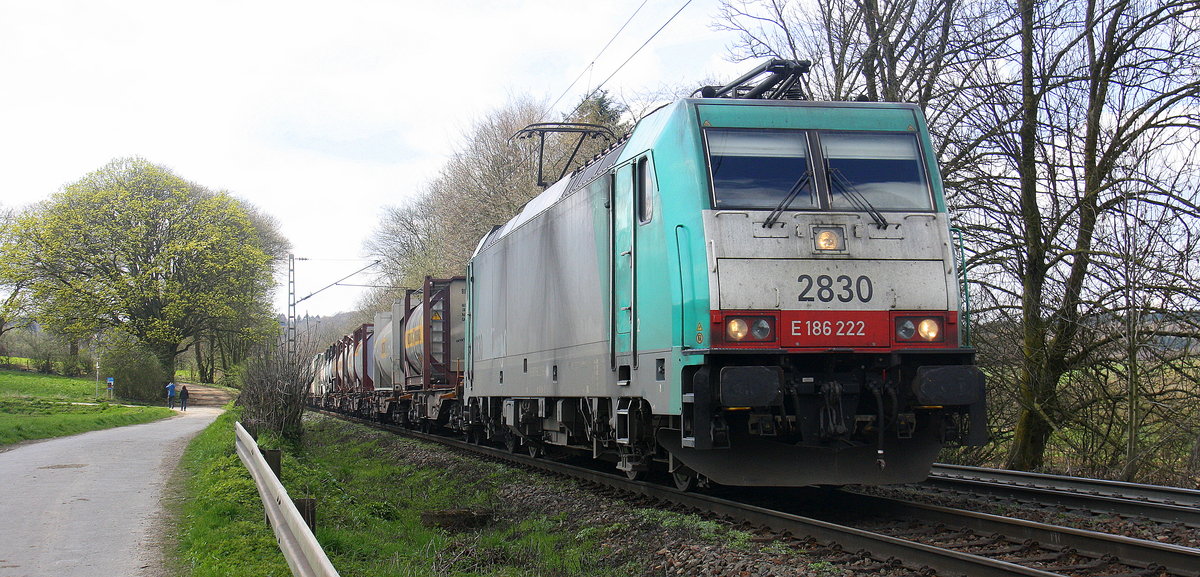 Die Cobra 2830  kommt die Gemmenicher-Rampe herunter nach Aachen-West mit einem langen Containerzug aus Antwerpen-BASF(B) nach Gallarate(I).
Aufgenommen an der Gemmenicher-Rampe am Gemmenicher-Weg an der Montzenroute. 
Bei schönem Frühlingswetter am 9.4.2016.